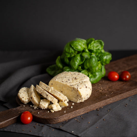 „Senelio“ sūris su česnakais ir kmynais 11 % rieb.