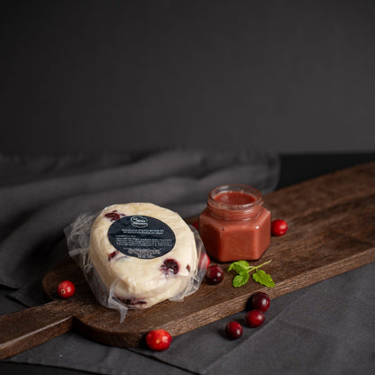 Saldaus pieno sūris su spanguolėmis 6 % rieb.