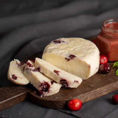 Saldaus pieno sūris su spanguolėmis 6 % rieb.