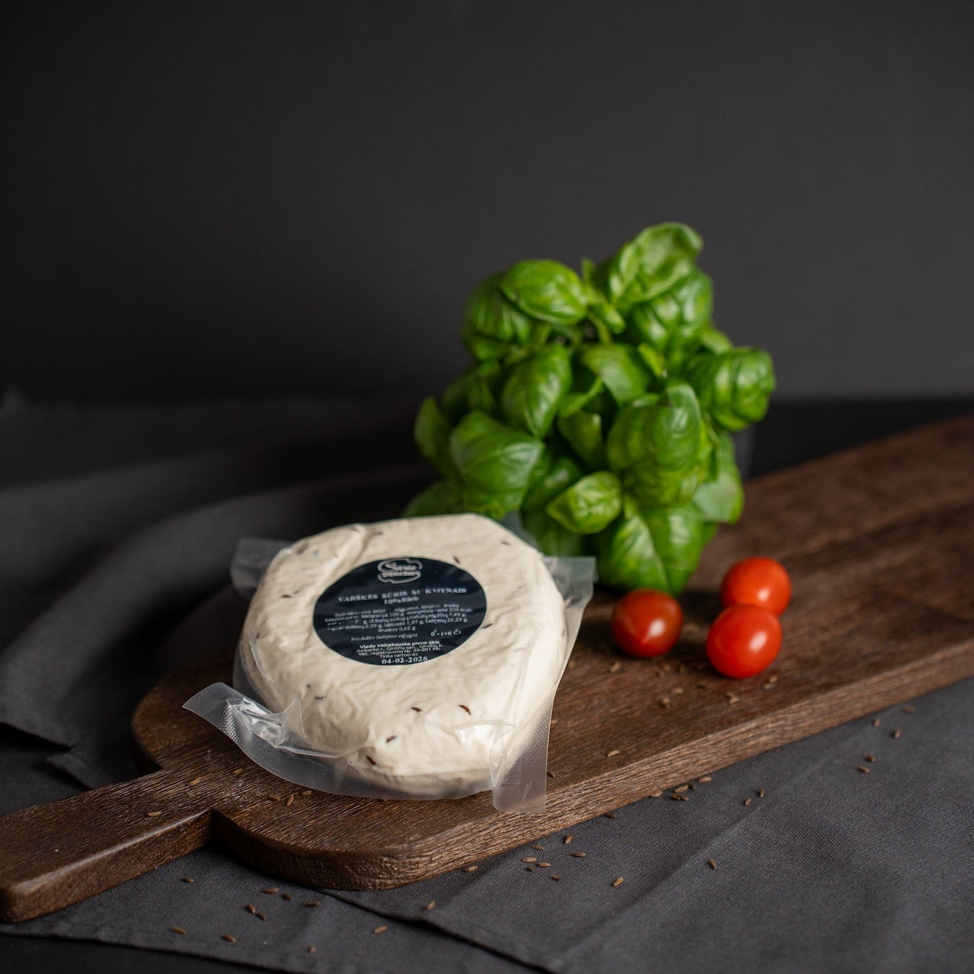 Varškės sūris su kmynais 10 % rieb.